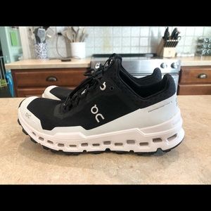 On Cloud Stratus Women’s Sneakers size 8.5